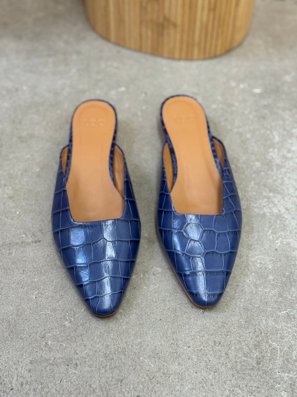 LoQ Leather Alligator Pointed Slides