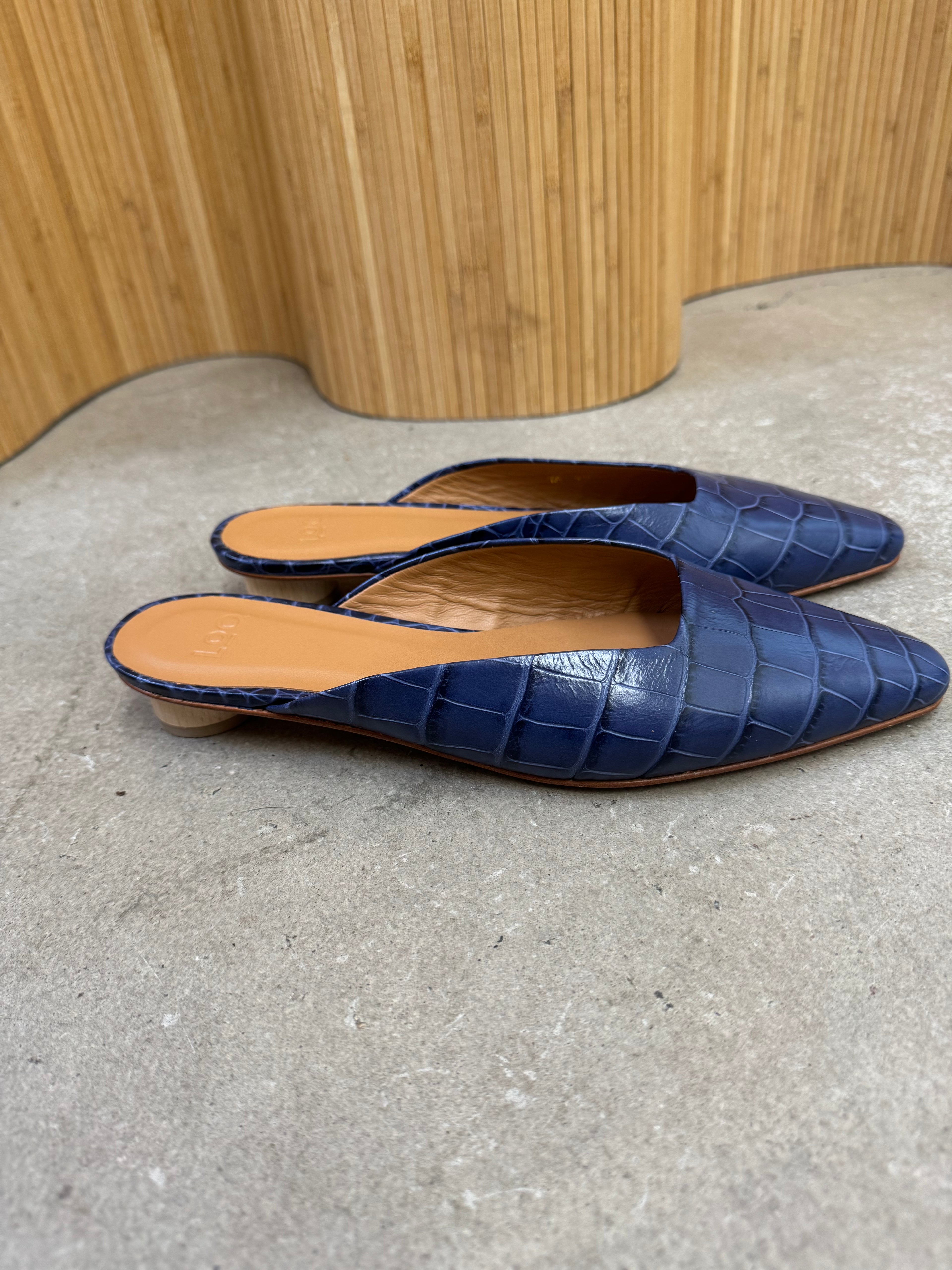 LoQ Leather Alligator Pointed Slides