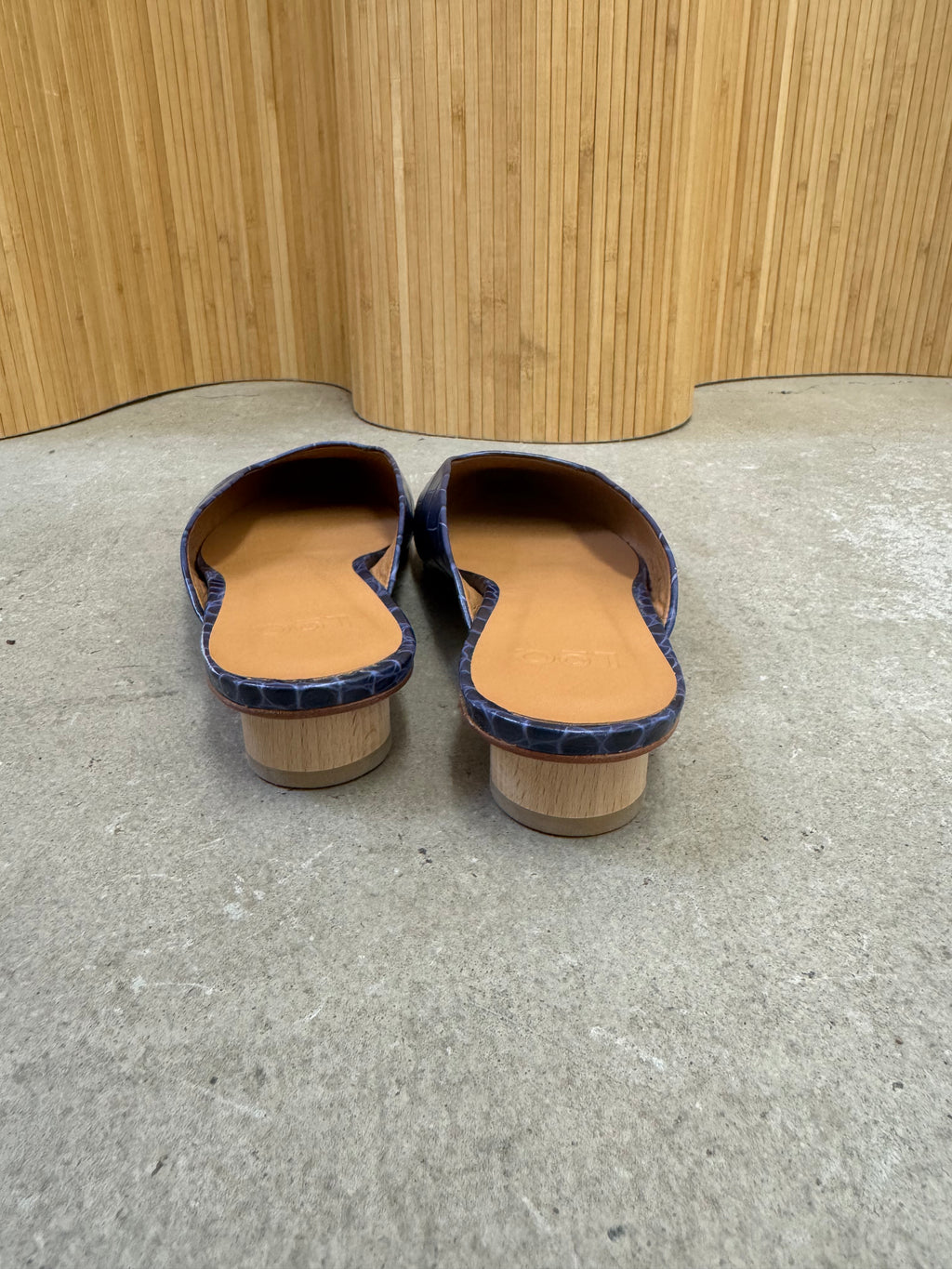 LoQ Leather Alligator Pointed Slides