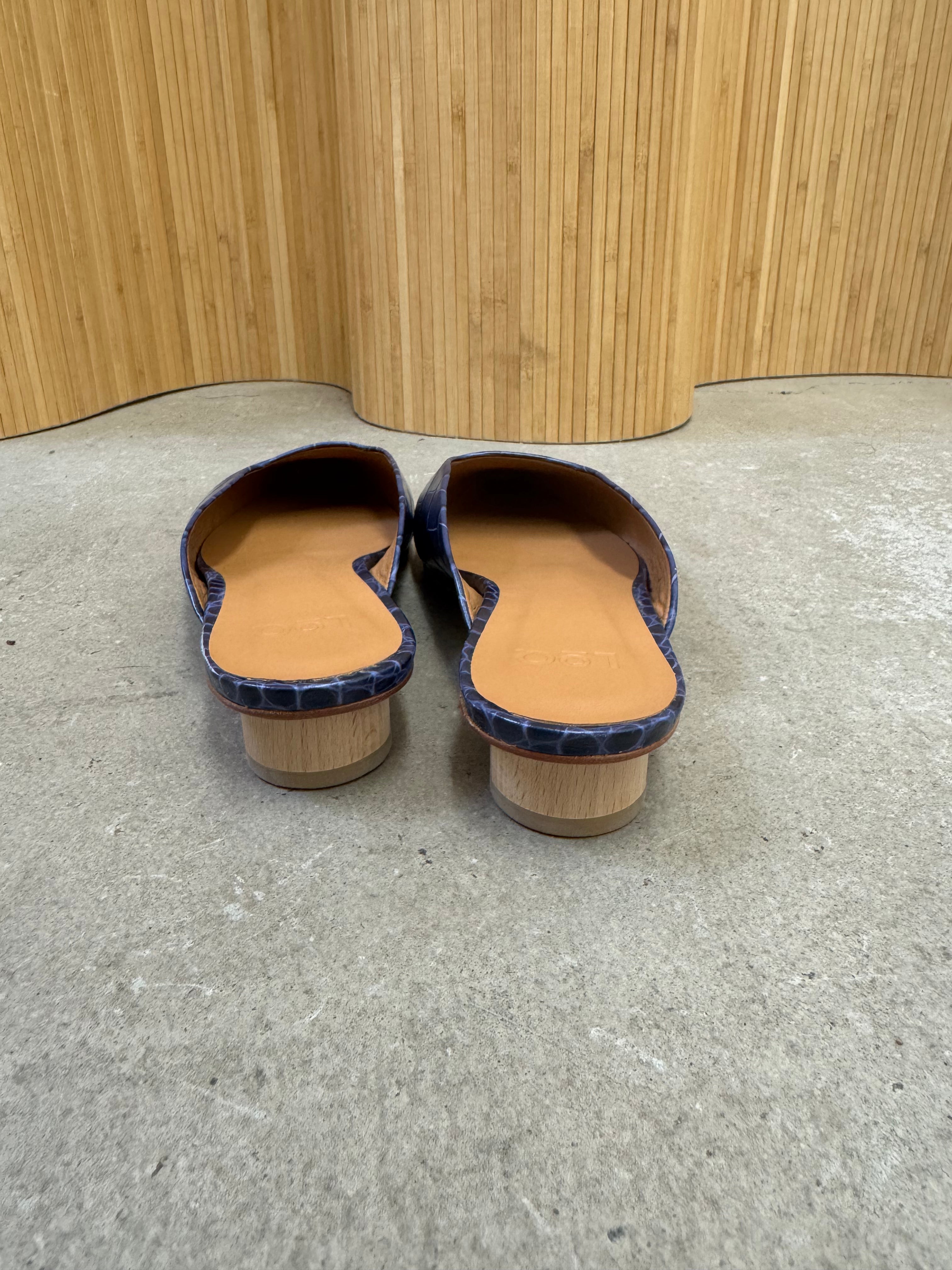 LoQ Leather Alligator Pointed Slides